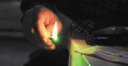 No dirija los punteros láser a la cabeza y los ojos de una persona